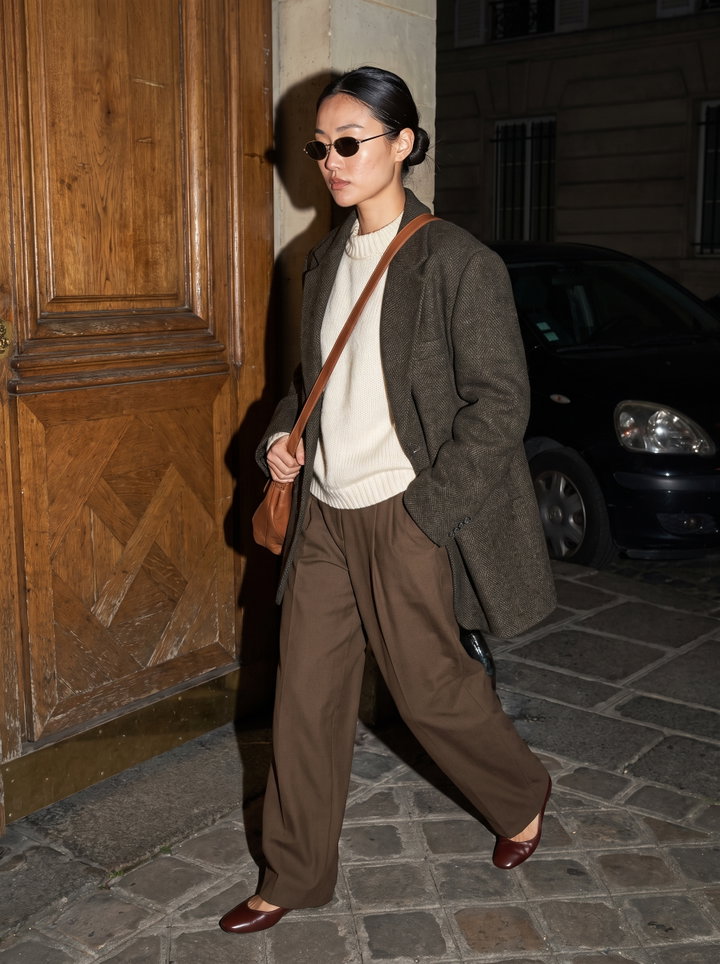 Stylish Woman in Charcoal Blazer on Paris Street